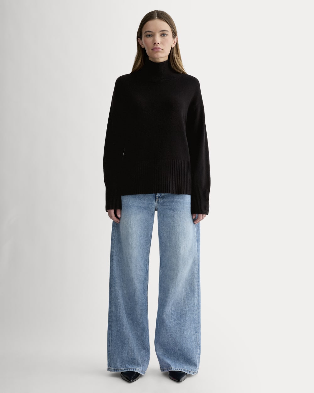 The Boxy Turtleneck in Cashmere | Black